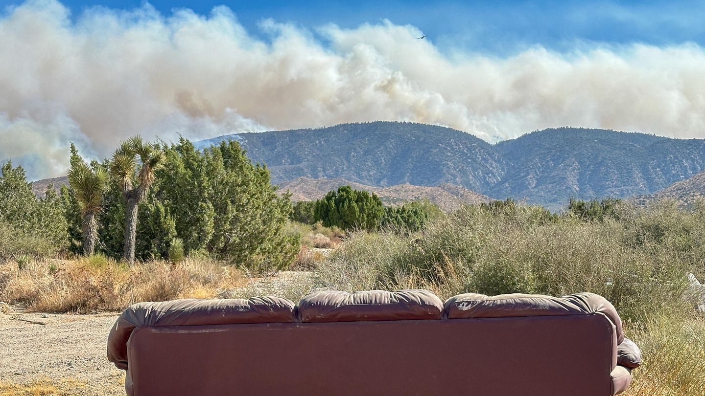 Am Pear Blossom Highway zwischen Llano und Phelan steht diese Couch, von der aus man einen guten Blick auf das Bridge Fire im Angeles National Forest hätte – aber ob man den Ausblick genießen könnte?
