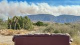 Am Pear Blossom Highway zwischen Llano und Phelan steht diese Couch, von der aus man einen guten Blick auf das Bridge Fire im Angeles National Forest hätte – aber ob man den Ausblick genießen könnte?