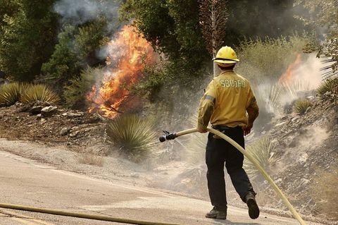 Ein einzelner Feuerwehrmann rückt dem Bridge Fire in Los Angeles County zu Leibe. Hoffentlich weiß er Unterstützung hinter sich