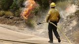 Ein einzelner Feuerwehrmann rückt dem Bridge Fire in Los Angeles County zu Leibe. Hoffentlich weiß er Unterstützung hinter sich