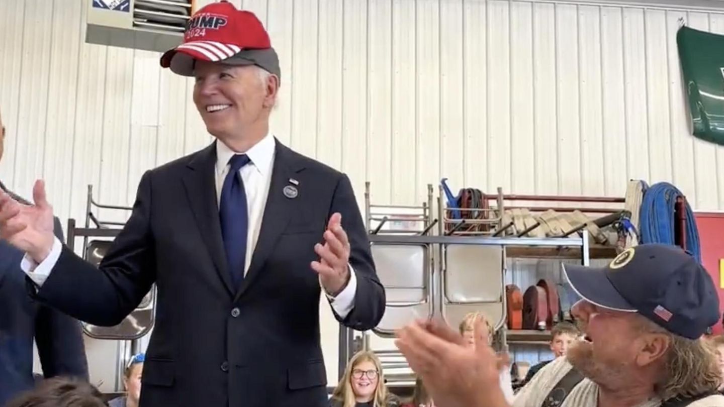US-Wahl 2024: Joe Biden trägt Trump-Käppi – und erinnert das Land an seine beste Eigenschaft