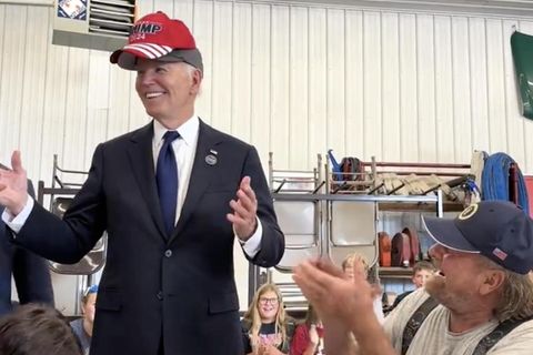 Joe Biden mit Trump-Kappe
