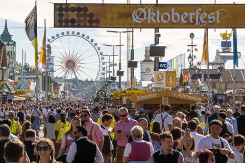 Besucher strömen auf das Oktoberfest 2023