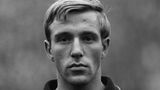 Günter Theodor Netzer, wie sein vollständiger Name lautet, wird 1965 zum ersten Mal in die Nationalmannschaft berufen (das Bild ist ein DFB-Porträt), kann sich aber zunächst nicht durchsetzen und verpasst die Weltmeisterschaft in England. Zwei Jahre zuvor ist Netzer in seinem Heimatverein Borussia Mönchengladbach vom Nachwuchs in die erste Mannschaft aufgerückt und steigt in dem Jahr in die Bundesliga auf