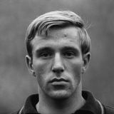 Günter Theodor Netzer, wie sein vollständiger Name lautet, wird 1965 zum ersten Mal in die Nationalmannschaft berufen (das Bild ist ein DFB-Porträt), kann sich aber zunächst nicht durchsetzen und verpasst die Weltmeisterschaft in England. Zwei Jahre zuvor ist Netzer in seinem Heimatverein Borussia Mönchengladbach vom Nachwuchs in die erste Mannschaft aufgerückt und steigt in dem Jahr in die Bundesliga auf