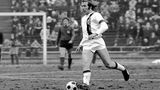 Die Haare werden länger und Netzer lenkt mit brillanten Pässen das Spiel, hier im Frühjahr 1971, als die Gladbacher auf dem Weg sind, den Meistertitel aus dem Vorjahr zu verteidigen