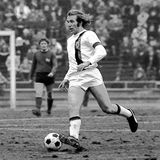 Die Haare werden länger und Netzer lenkt mit brillanten Pässen das Spiel, hier im Frühjahr 1971, als die Gladbacher auf dem Weg sind, den Meistertitel aus dem Vorjahr zu verteidigen