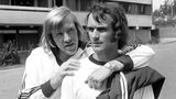 Die beiden großen Spielmacher Günter Netzer und Wolfgang Overath friedlich vereint: Leider finden die Super-Fußballer in der Nationalelf nie zusammen, weil sie sehr ähnliche Spielertypen sind. Spielt der eine, muss der andere zuschauen. 1970 bei der Weltmeisterschaft in Mexiko ist Overath als Nummer 10 gesetzt, Netzer verpasst das komplette Turnier verletzt. Zwei Jahre später entscheidet sich Bundestrainer Helmut Schön bei der EM für Netzer, Overath fällt am Ende wegen einer Verletzung ganz aus und Netzer gewinnt mit der Nationalelf den Titel. 1974 ist es umgekehrt. Overath erhält den Vorzug vor dem unfitten Netzer und wird Weltmeister. Netzer erlebt die WM im eigenen Land weitestgehend auf der Bank
