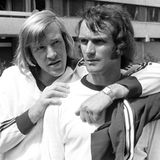 Die beiden großen Spielmacher Günter Netzer und Wolfgang Overath friedlich vereint: Leider finden die Super-Fußballer in der Nationalelf nie zusammen, weil sie sehr ähnliche Spielertypen sind. Spielt der eine, muss der andere zuschauen. 1970 bei der Weltmeisterschaft in Mexiko ist Overath als Nummer 10 gesetzt, Netzer verpasst das komplette Turnier verletzt. Zwei Jahre später entscheidet sich Bundestrainer Helmut Schön bei der EM für Netzer, Overath fällt am Ende wegen einer Verletzung ganz aus und Netzer gewinnt mit der Nationalelf den Titel. 1974 ist es umgekehrt. Overath erhält den Vorzug vor dem unfitten Netzer und wird Weltmeister. Netzer erlebt die WM im eigenen Land weitestgehend auf der Bank