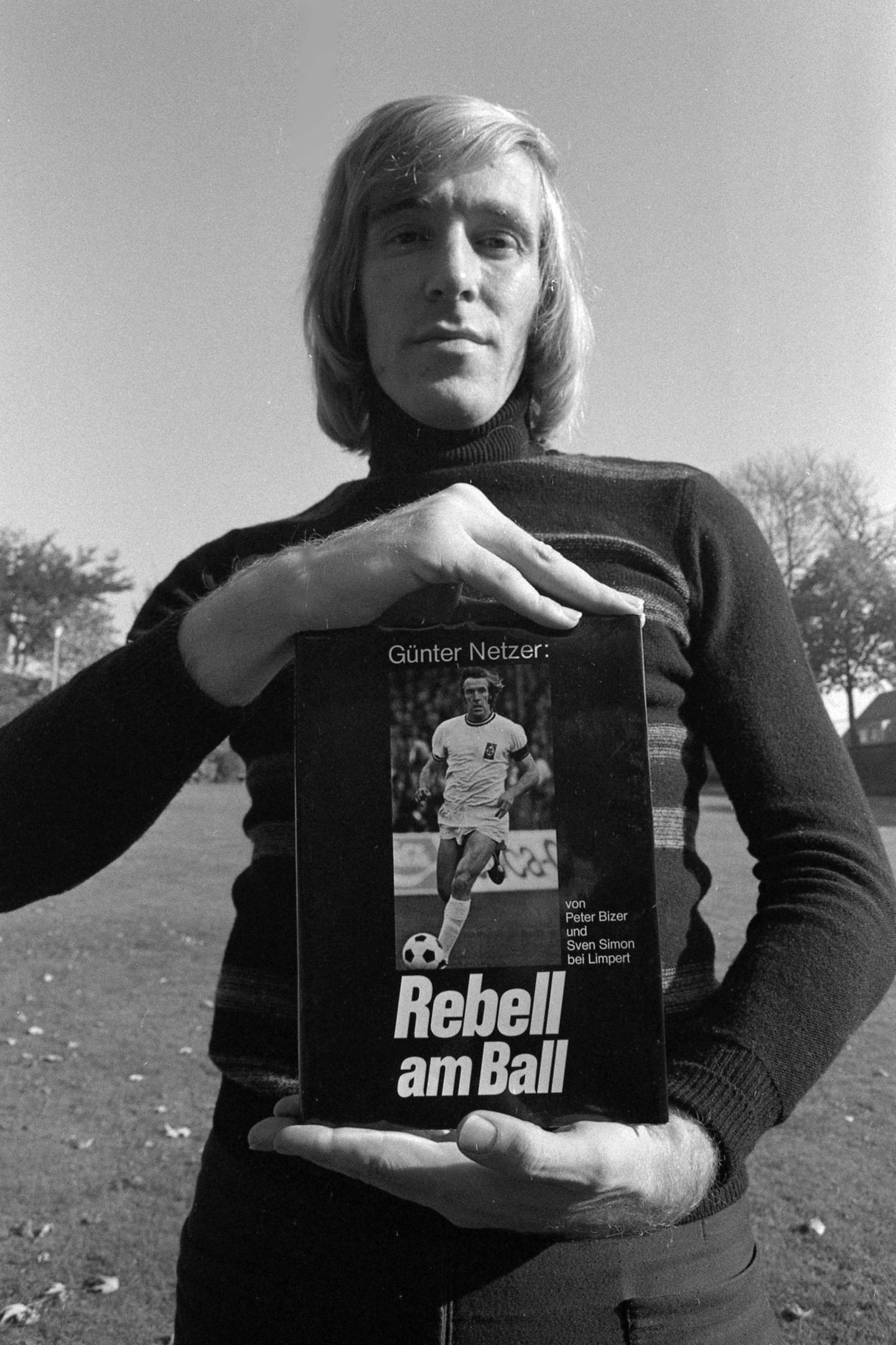"Rebell am Ball" heißt die Biografie, die 1971 erscheint. Der Titel prägt das Image von Netzer bis heute. Mit seinen langen Haaren, seinem Lebensstil und dem eleganten Offensivspiel wird er zu einem Sinnbild der Siebzigerjahre. Netzer verkörpert wie kein anderer Fußballprofi die neue gesellschaftliche Freiheit und das Lustprinzip – auf und neben dem Platz