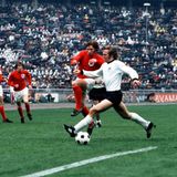 Die EM 1972 ist Netzers größtes Vermächtnis. Auf der Höhe seiner Kunst gelingt ihm im Viertelfinal-Hinspiel gegen England das erste Wunder: Die deutsche Elf feiert ihren ersten Sieg auf der Insel überhaupt, und das natürlich im Wembley-Stadion mit einem überragenden Spielmacher. Mit 3:1 besiegt die Truppe von Helmut Schön die Three Lions. Die Partie gilt als die spielerisch stärkste, die eine deutsche Fußballnationalmannschaft jemals gezeigt hat. Das Team erhält den Spitznamen Wembley-Elf