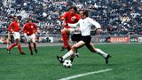 Die EM 1972 ist Netzers größtes Vermächtnis. Auf der Höhe seiner Kunst gelingt ihm im Viertelfinal-Hinspiel gegen England das erste Wunder: Die deutsche Elf feiert ihren ersten Sieg auf der Insel überhaupt, und das natürlich im Wembley-Stadion mit einem überragenden Spielmacher. Mit 3:1 besiegt die Truppe von Helmut Schön die Three Lions. Die Partie gilt als die spielerisch stärkste, die eine deutsche Fußballnationalmannschaft jemals gezeigt hat. Das Team erhält den Spitznamen Wembley-Elf