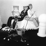 Der Fußballprofi pflegt sein Image als Bonvivant durch Homestorys, für die er sich in den eigenen vier Wänden ablichten lässt, so wie hier mit seiner damaligen Freundin Hannelore Gerulatt