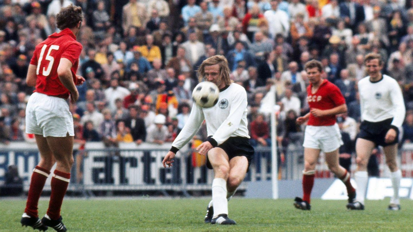 Im Finale von Brüssel schlägt die Wembley-Elf die Sowjetunion mit 3:0 und wird erstmals Europameister. Die 72er Mannschaft gilt vielen (Älteren) als beste deutsche Elf überhaupt
