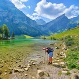 Wanderin am Seealpsee in den Schweizer Alpen