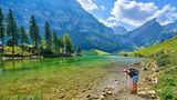 Wanderin am Seealpsee in den Schweizer Alpen