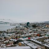 Blick auf das verschneite Reykjavik