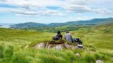 Wanderer machen eine Pause am Irland-Wanderweg