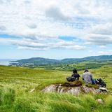 Wanderer machen eine Pause am Irland-Wanderweg