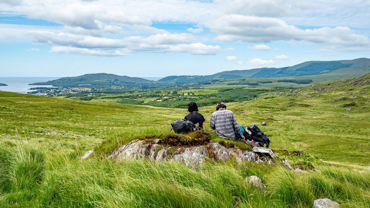 #4 Irland Wanderer machen eine Pause am Irland-Wanderweg