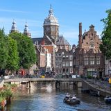 Blick auf die katholische Basilika St. Nikolaus in der Amsterdamer Altstadt