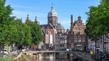 Blick auf die katholische Basilika St. Nikolaus in der Amsterdamer Altstadt