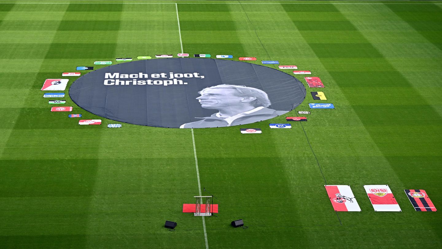 Im Müngersdorfer Stadion in Köln (heute Rheinenergie Stadion) fand die Trauerfeier für den im Alter von 70 Jahren an Lungenkrebs verstorbenen Christoph Daum statt. Das Stadion war seine Heimat, hier heiratete er ...