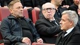 Thomas Häßler (l.) und Pierre Littbarski begannen ihre erfolgreichen Karrieren beim 1. FC Köln unter Daum. In der Mitte ist Reiner Calmund zu sehen. Der legendäre Manager arbeitete vier Jahre lang mit Daum bei Bayer Leverkusen zusammen