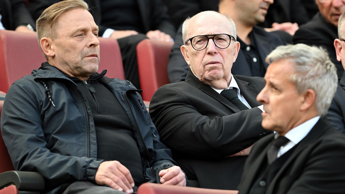 Thomas Häßler (l.) und Pierre Littbarski begannen ihre erfolgreichen Karrieren beim 1. FC Köln unter Daum. In der Mitte ist Reiner Calmund zu sehen. Der legendäre Manager arbeitete vier Jahre lang mit Daum bei Bayer Leverkusen zusammen