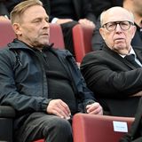 Thomas Häßler (l.) und Pierre Littbarski begannen ihre erfolgreichen Karrieren beim 1. FC Köln unter Daum. In der Mitte ist Reiner Calmund zu sehen. Der legendäre Manager arbeitete vier Jahre lang mit Daum bei Bayer Leverkusen zusammen
