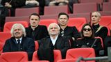 Alte Begleiter: Dragoslav Stepanovic (vorne links) und Rudi Völler nahmen wie viele andere Wegbegleiter auf der Tribüne Platz