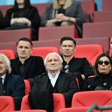 Alte Begleiter: Dragoslav Stepanovic (vorne links) und Rudi Völler nahmen wie viele andere Wegbegleiter auf der Tribüne Platz