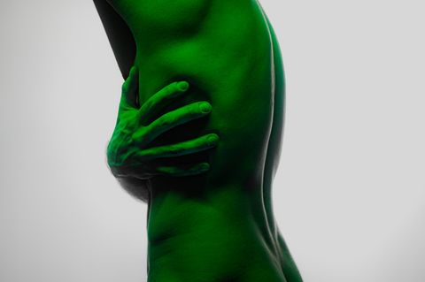 Mann hält sich an den Rippen in der Körpermitte