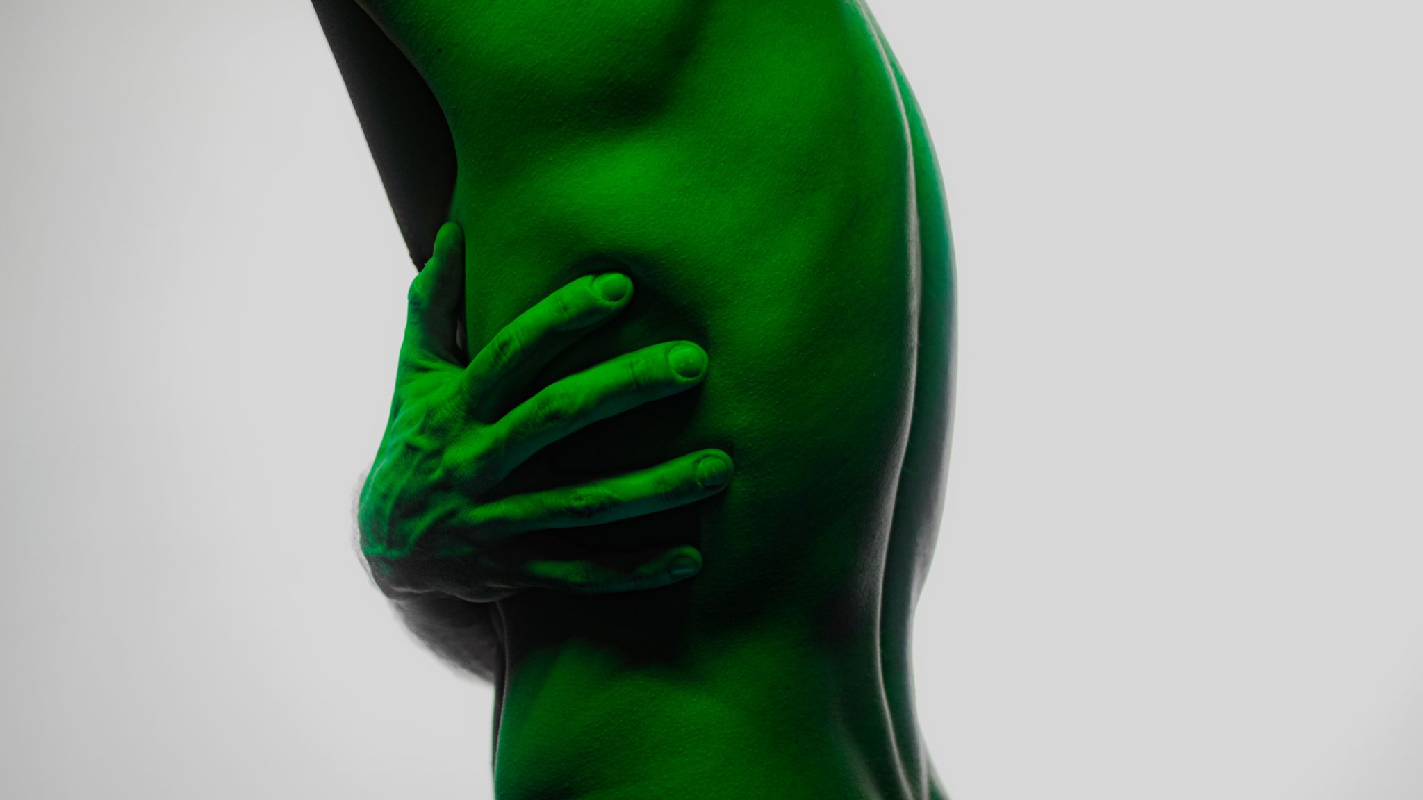 Mann hält sich an den Rippen in der Körpermitte