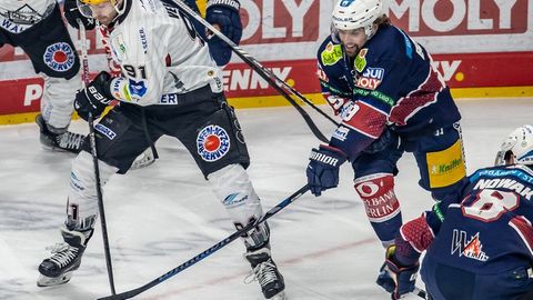 Miha Verlic (l) erzielte das 1:0 für Bremerhaven. Foto: Andreas Gora/dpa