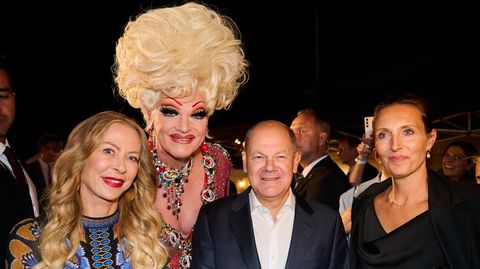 Kanzler Olaf Scholz mit Jenny Elwers, Olivia Jones und RTL aktuell-Moderatorin Roberta Bieling