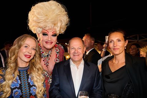 Kanzler Olaf Scholz mit Jenny Elwers, Olivia Jones und RTL aktuell-Moderatorin Roberta Bieling