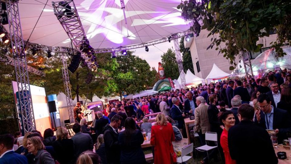 Wein und Musik stehen im Mittelpunkt des rheinland-pfälzischen Sommerfests in Berlin. Foto: Fabian Sommer/dpa