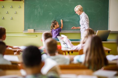 Lehrermangel: Thüringen Will Lehrer Schneller An Sich Binden 