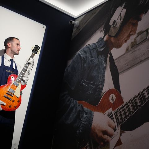 Neben dieser wurden auch zwei weitere Gitarren von Oasis-Sänger Noel Gallagher versteigert