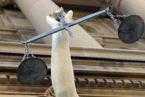 Symbolbild Prozess in der Schweiz: Eine Justizia-Statue hält eine Waage