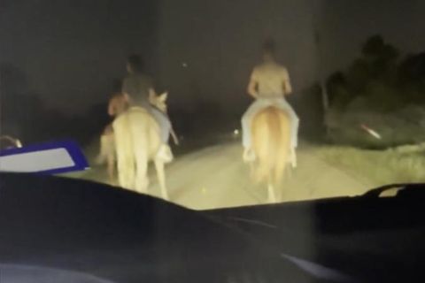 Ein Essenslieferant aus Houston wurde von Coybows angegriffen: Diese blockierten beabsichtigt die Straße. Als der Lieferant sie zur Rede stellt, pöbeln sie und schießen schließlich auf sein Auto. 