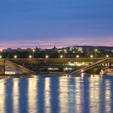 Als Dresden am Mittwochmorgen erwacht, ist die Stadt eine andere: Der Strang der Carolabrücke, auf dem Straßenbahnen und Radfahrer fahren, liegt eingestürzt in der Elbe