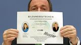 Mit Gutscheinen und Prämien die Ausbildung finanzieren  Weiterbildungen kosten Geld, doch es gibt zwei Förderungen der Agentur für Arbeit, die diese Kosten abfedern können.  Die Bildungsprämie ist die kleinste Förderung, die bis zu 500 Euro Zuschuss bietet. Sie richtet sich an Arbeitnehmer und Selbstständige mit geringem Einkommen. Voraussetzung ist, dass die Weiterbildung beruflich relevant ist und das zu versteuernde Jahreseinkommen 20.000 Euro nicht überschreitet. Vor der Beantragung ist eine Beratung in einer der bundesweit verfügbaren Beratungsstellen notwendig.  Der Bildungsgutschein hingegen richtet sich an Arbeitslose und Personen, die von Arbeitslosigkeit bedroht sind. Er deckt die gesamten Weiterbildungskosten ab, einschließlich Kursgebühren, Fahrtkosten, Kinderbetreuung und Unterkunftskosten. Ziel ist es, die Chancen auf dem Arbeitsmarkt zu verbessern oder eine drohende Arbeitslosigkeit zu verhindern. Auch hier ist eine vorherige Beratung in einer der bundesweit verfügbaren Beratungsstellen erforderlich. Es ist ratsam, sich vorab Gedanken über passende Weiterbildungen zu machen.