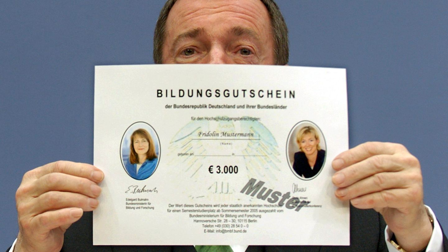 Neujahrvorsatz Jobwechsel: Mit Gutscheinen und Prämien die Ausbildung finanzieren Weiterbildungen kosten Geld, doch es gibt zwei Förderungen der Agentur für Arbeit, die diese Kosten abfedern können. Die Bildungsprämie ist die kleinste Förderung, die bis zu 500 Euro Zuschuss bietet. Sie richtet sich an Arbeitnehmer und Selbstständige mit geringem Einkommen. Voraussetzung ist, dass die Weiterbildung beruflich relevant ist und das zu versteuernde Jahreseinkommen 20.000 Euro nicht überschreitet. Vor der Beantragung ist eine Beratung in einer der bundesweit verfügbaren Beratungsstellen notwendig. Der Bildungsgutschein hingegen richtet sich an Arbeitslose und Personen, die von Arbeitslosigkeit bedroht sind. Er deckt die gesamten Weiterbildungskosten ab, einschließlich Kursgebühren, Fahrtkosten, Kinderbetreuung und Unterkunftskosten. Ziel ist es, die Chancen auf dem Arbeitsmarkt zu verbessern oder eine drohende Arbeitslosigkeit zu verhindern. Auch hier ist eine vorherige Beratung in einer der bundesweit verfügbaren Beratungsstellen erforderlich. Es ist ratsam, sich vorab Gedanken über passende Weiterbildungen zu machen. Mit Gutscheinen und Prämien die Ausbildung finanzieren Weiterbildungen kosten Geld, doch es gibt zwei Förderungen der Agentur für Arbeit, die diese Kosten abfedern können. Die Bildungsprämie ist die kleinste Förderung, die bis zu 500 Euro Zuschuss bietet. Sie richtet sich an Arbeitnehmer und Selbstständige mit geringem Einkommen. Voraussetzung ist, dass die Weiterbildung beruflich relevant ist und das zu versteuernde Jahreseinkommen 20.000 Euro nicht überschreitet. Vor der Beantragung ist eine Beratung in einer der bundesweit verfügbaren Beratungsstellen notwendig. Der Bildungsgutschein hingegen richtet sich an Arbeitslose und Personen, die von Arbeitslosigkeit bedroht sind. Er deckt die gesamten Weiterbildungskosten ab, einschließlich Kursgebühren, Fahrtkosten, Kinderbetreuung und Unterkunftskosten. Ziel ist es, die Chancen auf dem Arbeitsmarkt zu verbessern oder eine drohende Arbeitslosigkeit zu verhindern. Auch hier ist eine vorherige Beratung in einer der bundesweit verfügbaren Beratungsstellen erforderlich. Es ist ratsam, sich vorab Gedanken über passende Weiterbildungen zu machen.