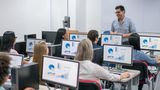 Gleich nach der Ausbildung durchstarten: Das Weiterbildungsstipendium  Wer unter 25 Jahre alt ist und seine Berufsausbildung mit Bestnoten abgeschlossen hat, erhält oft gleich mit dem Abschlusszeugnis eine Broschüre zum Weiterbildungsstipendium. Aber auch wer bei beruflichen Leistungswettbewerben glänzt, kann sich für dieses Stipendium qualifizieren. Das Ziel des Stipendiums ist es, besonders talentierten Fachkräften den nächsten Karriereschritt zu ermöglichen.  Es finanziert berufsbegleitende Weiterbildungen mit insgesamt 9.135 Euro, verteilt über drei Jahre. Auch berufsbegleitende Studiengänge können bezuschusst werden. Mit dieser Unterstützung können die Stipendiaten unter anderem ihren Meister oder Fachwirt machen. Finanziert wird das Stipendium von der Stiftung Begabtenförderung berufliche Bildung (SBB).