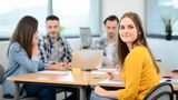 Weiterbildung und Beruf: Duales Studium  Fordernd, aber durchaus lukrativ ist das Duale Studium. Dual bedeutet: Studieren und gleichzeitig eine zum Studium passende Ausbildung absolvieren. Das Duale Studium ist eine Kooperation zwischen Hochschulen und Unternehmen. Duale Studenten verdienen bis zu 1400 Euro im Monat zuzüglich Sonderleistungen wie Übernahme der Studiengebühren, Vermögenswirksame Leistungen, Miet- und Fahrtkostenzuschüsse, gegebenenfalls Schichtzulagen sowie Urlaubs- und Weihnachtsgeld. Die Bonusleistungen hängen von dem jeweiligen Unternehmen ab.  Da zwei Parteien an Bord sind, ist die Suche nach einem Platz und die Bewerbung aufwändiger als bei einem reinen Studium. Entweder man bewirbt sich über Hochschulen, die mit Unternehmen zusammenarbeiten und einen passenden Ausbildungsplatz vermitteln. Der häufigste Weg führt jedoch über eine Bewerbung bei Unternehmen für einen Ausbildungsplatz, der an ein Studium gekoppelt ist. Bei der Recherche nach Dualen Studiengängen helfen eine Reihe von Datenbanken unterschiedlicher Anbieter. Das Jobportal Stepstone bietet unter "Beratung Duales Studium" eine eigene Seite mit Stellenangeboten.   Die Seite "Wegweiser Duales Studium" stellt neben umfangreichen Informationen eine Datenbank mit Hochschulen und Unternehmen bereit. Einige Hochschulen haben sich ausdrücklich auf das Duale Studium spezialisiert, wie etwa die Internationale Hochschule.  Einige Unternehmen werben auch direkt mit freien Plätzen für Duale Studiengänge. So zum Beispiel die Rentenkasse, die Bundesagentur für Arbeit oder die Deutsche Flugsicherung.
