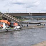 Seit Donnerstag laufen die Vorbereitungen für eine Bergung des in die Elbe gestürzten Brückenteils