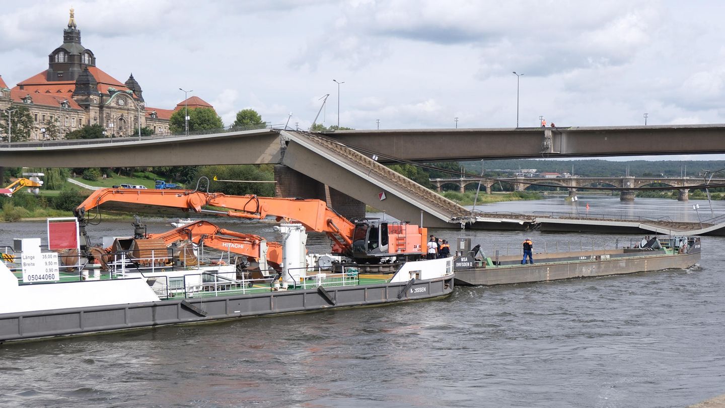 Seit Donnerstag laufen die Vorbereitungen für eine Bergung des in die Elbe gestürzten Brückenteils
