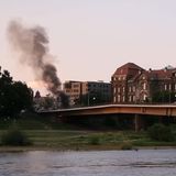 Mit kleinen Sprengungen trennen die Fachleute am Donnerstag Straßenbahnschienen und Fernwärme-Rohre auf der Neustädter Seite der Brücke. Gut zu sehen auch, wie sehr die Brücke durchhängt